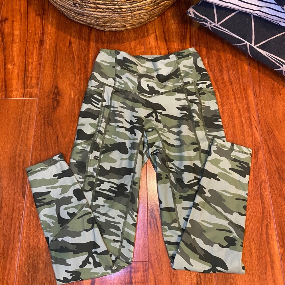Til You Collapse Heart Booty Camo 7/8ths Leggings